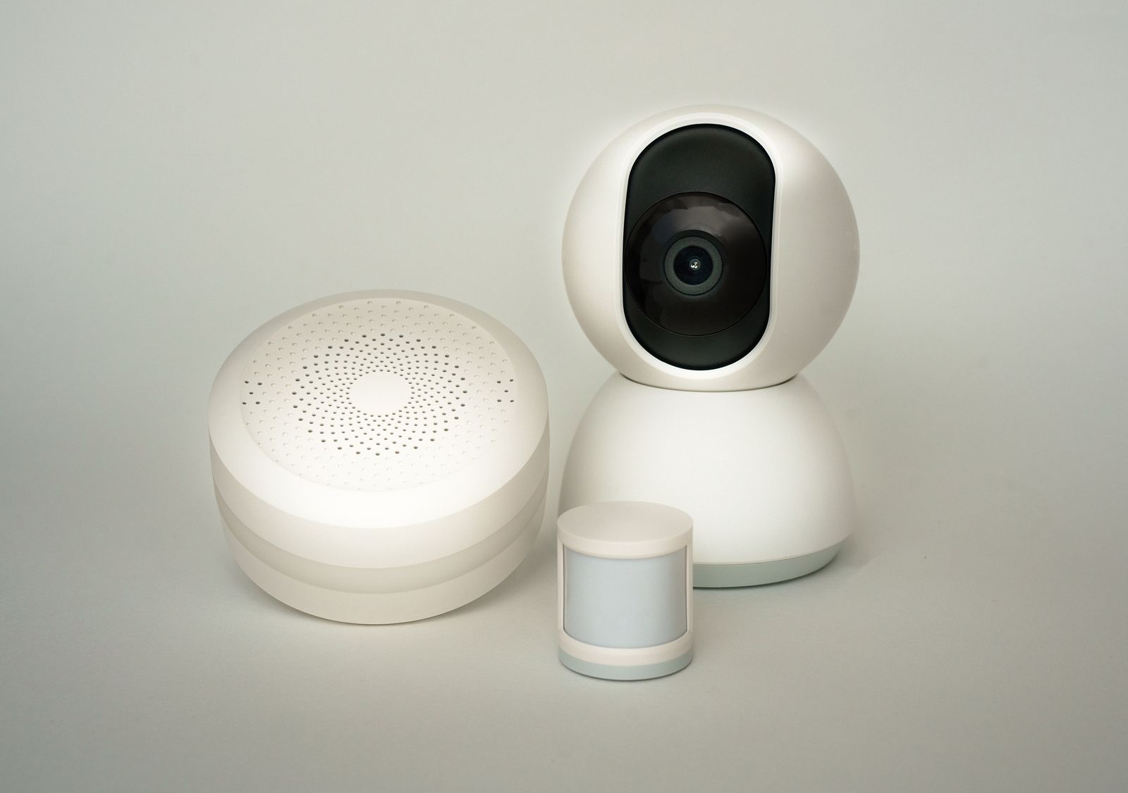A smart home security kit: siren, camera and sensor